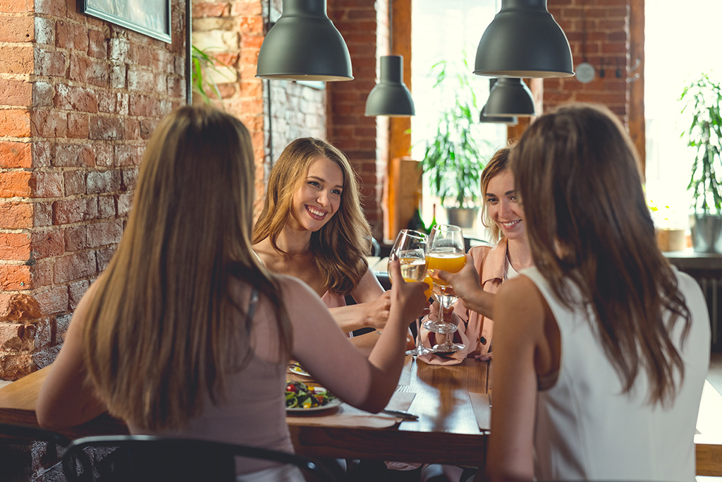 smiling young women PG8DKXL